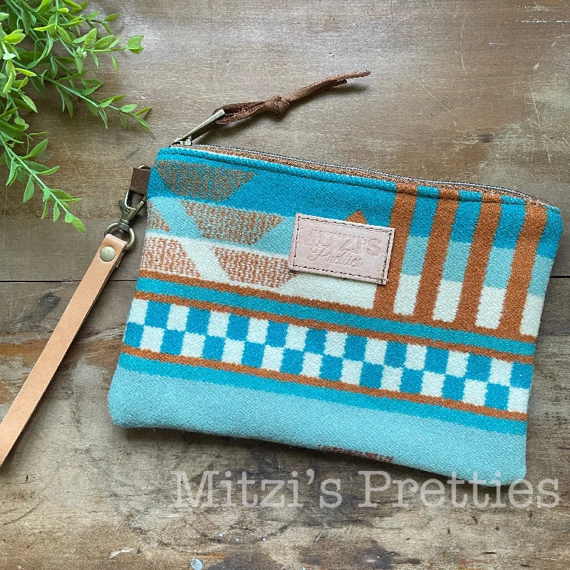 SHIPS TODAY Pendleton Wool & Leather Wristlet